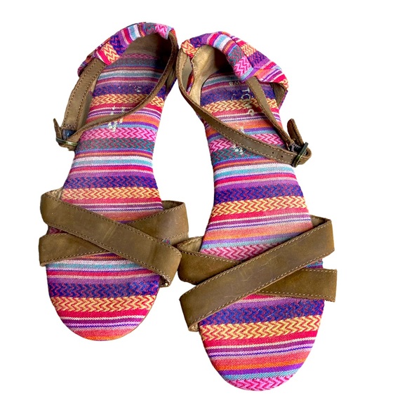 Size 8 women’s Toms pink sandals - Picture 1 of 4